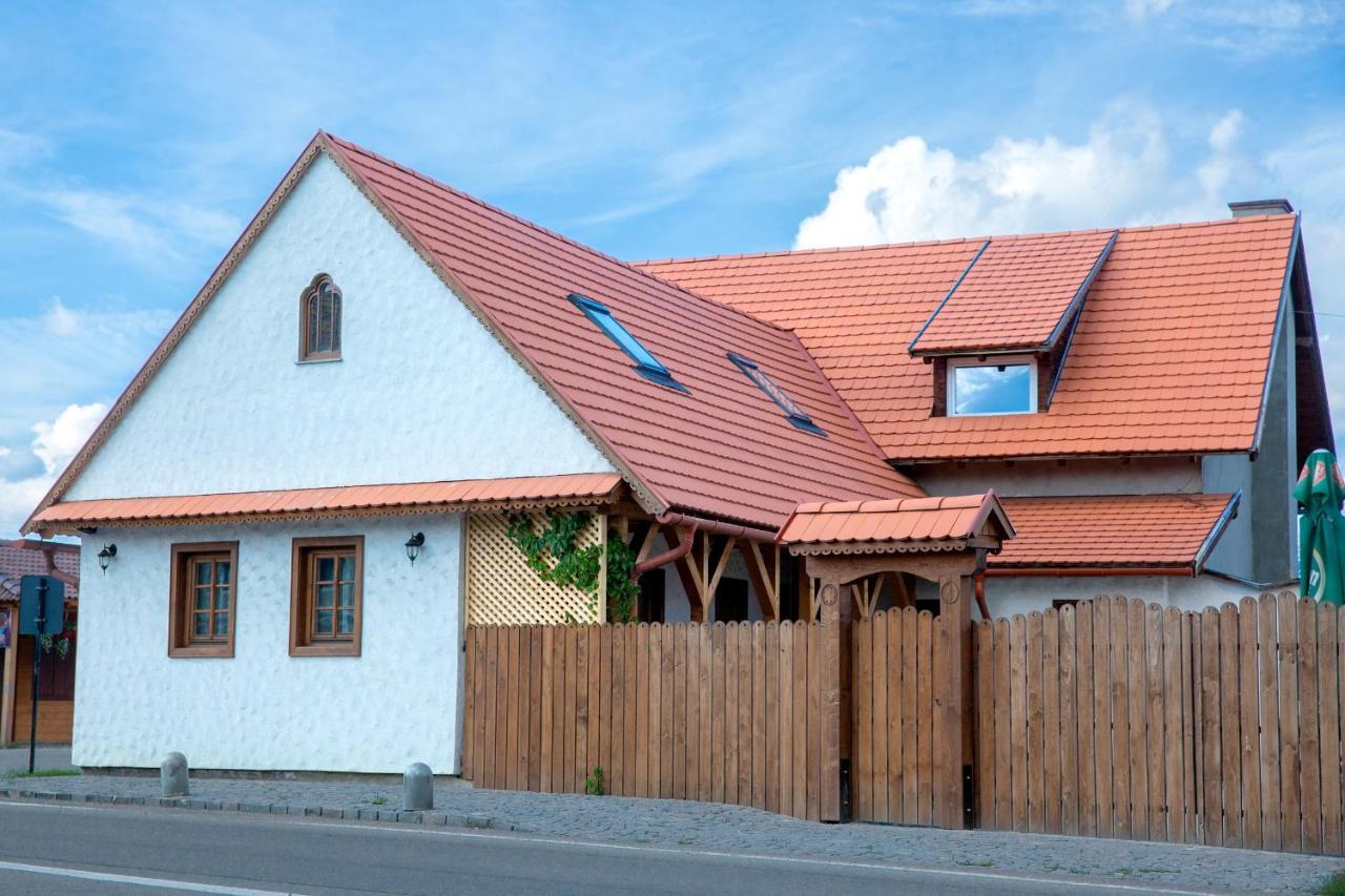 Pepi Vendeghaz - Pepi Landhaus